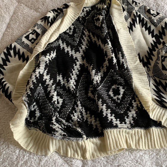 Patterned shawl - Picture 3 of 3